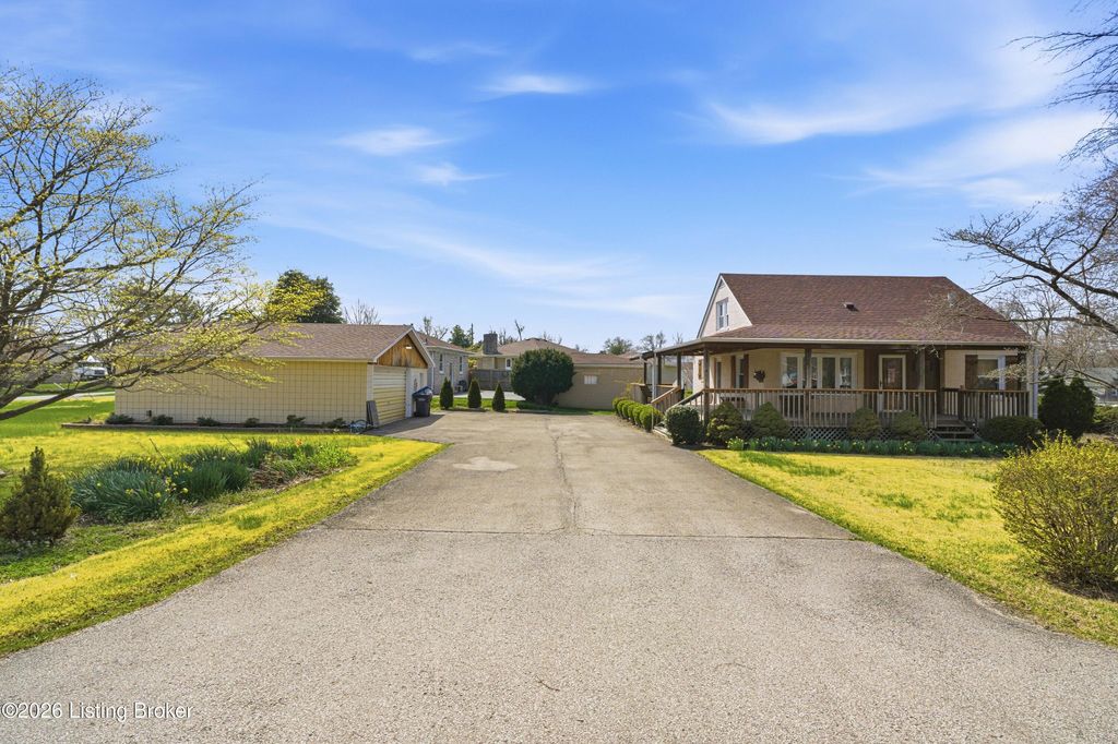 Photo of 1812 Lewiston Dr, Louisville, KY 40216 (MLS # 1712760)