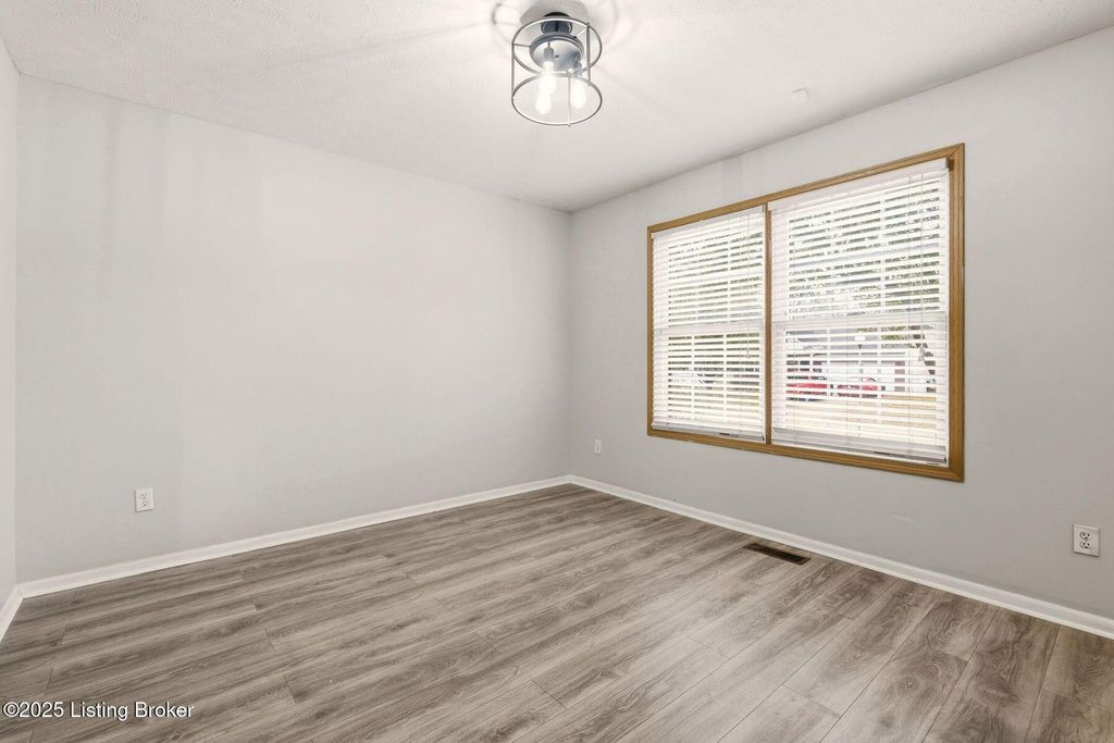 Photo of 9701 River Trail Dr, Louisville, KY 40229 (MLS # 1703567)