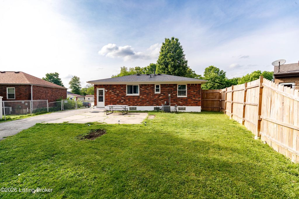 Photo of 5904 Carmelwood Dr, Louisville, KY 40229 (MLS # 1715902)