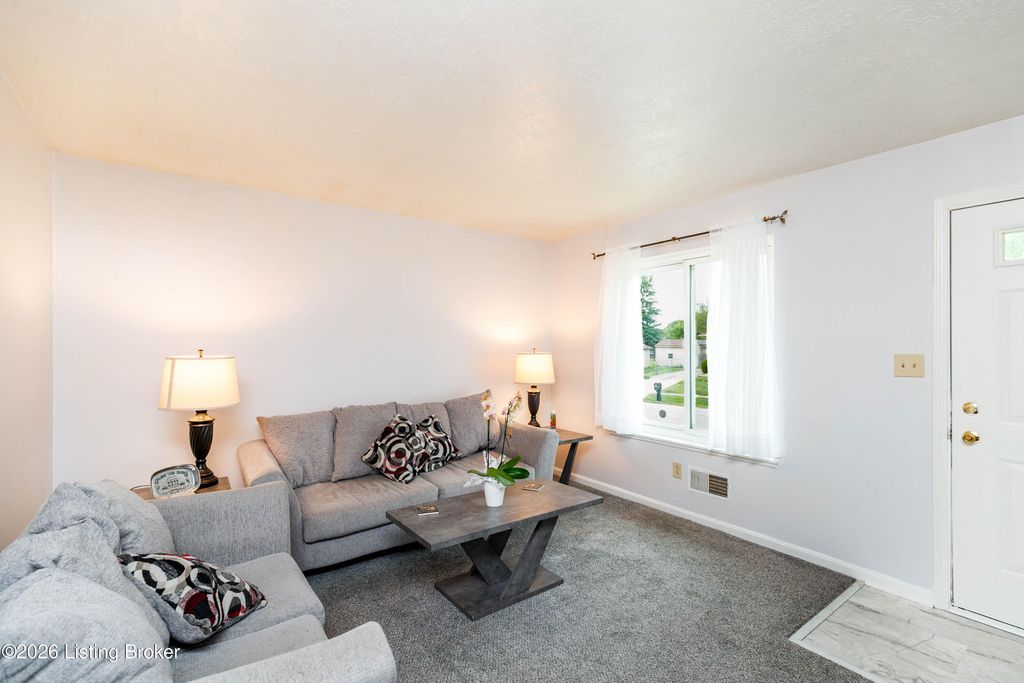 Photo of 5904 Carmelwood Dr, Louisville, KY 40229 (MLS # 1715902)