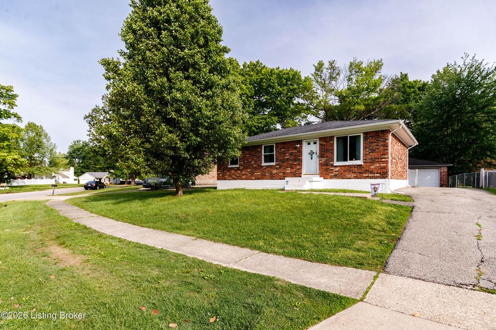 Photo of 5904 Carmelwood Dr, Louisville, KY 40229 (MLS # 1715902)