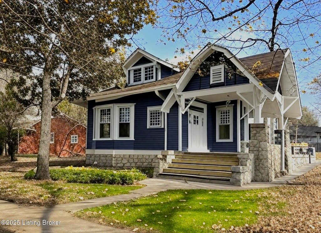 Photo of 203 N 5th Ave, La Grange, KY 40031 (MLS # 1704291)