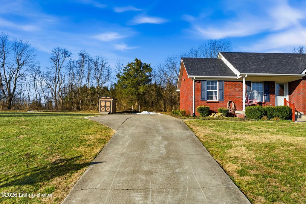 Photo of 1009 Iron Creek Cir, Bardstown, KY 40004 (MLS # 1709101)
