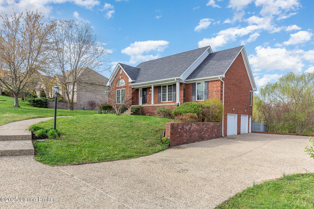 Photo of 2600 E Sunningdale Pl, La Grange, KY 40031 (MLS # 1689319)