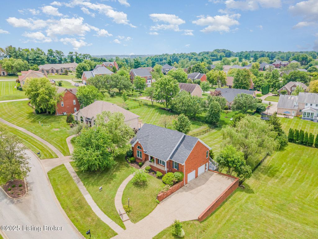 Photo of 2600 E Sunningdale Pl, La Grange, KY 40031 (MLS # 1689319)
