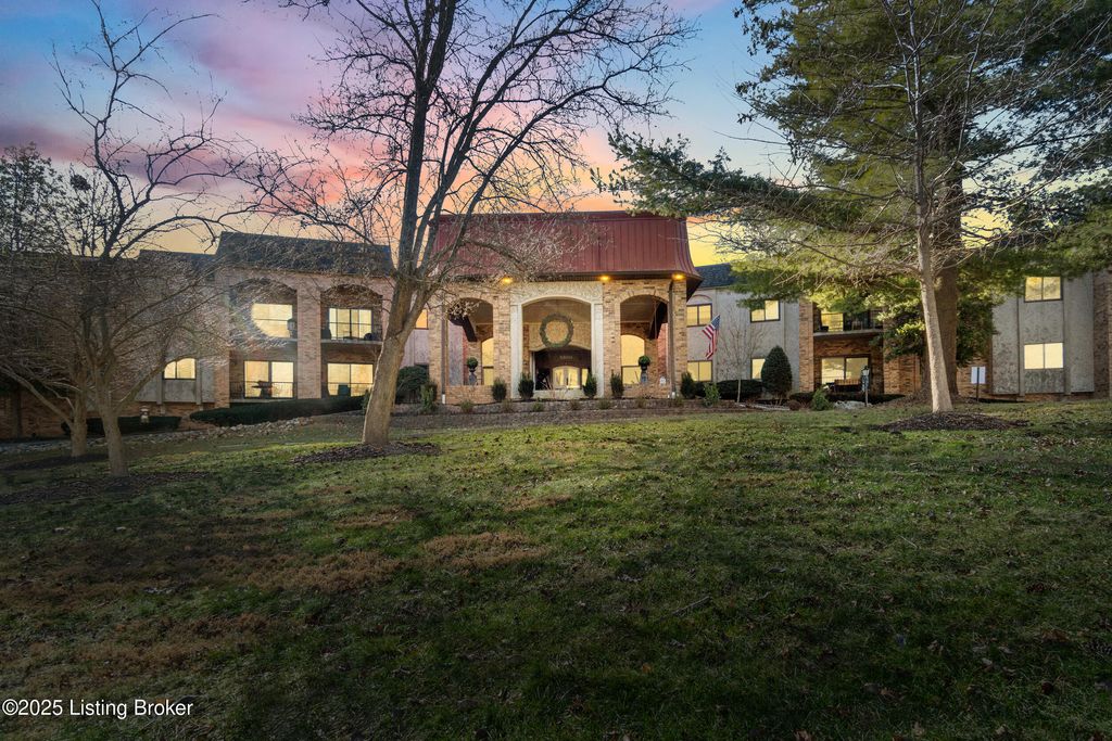 Photo of 5800 Coach Gate Wynde #APT 294, Louisville, KY 40207 (MLS # 1705951)