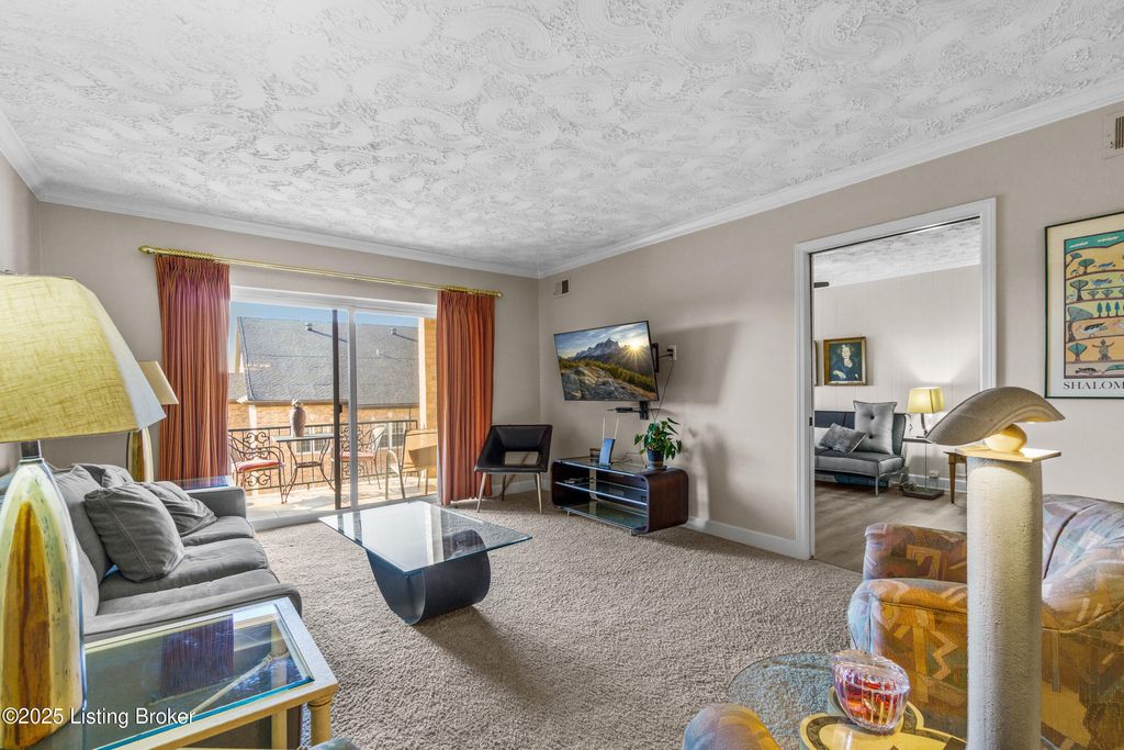 Photo of 5800 Coach Gate Wynde #APT 294, Louisville, KY 40207 (MLS # 1705951)