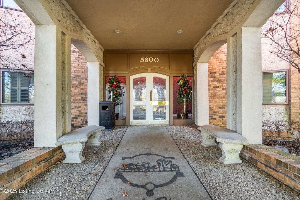 Photo of 5800 Coach Gate Wynde #APT 294, Louisville, KY 40207 (MLS # 1705951)