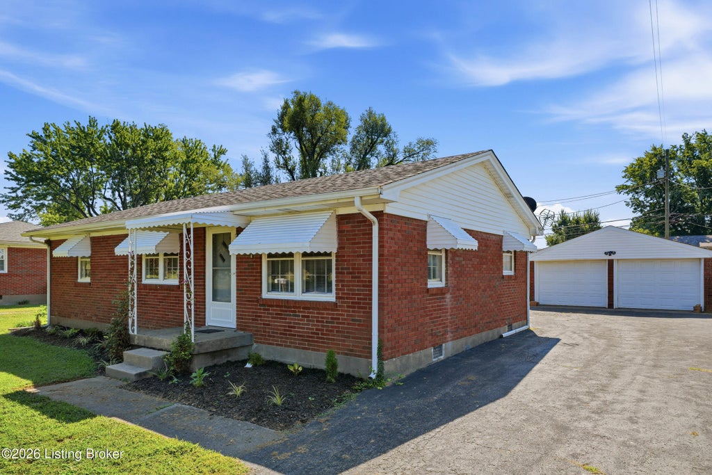 Photo of 321 Carla Dr, Mt Washington, KY 40047 (MLS # 1728100)