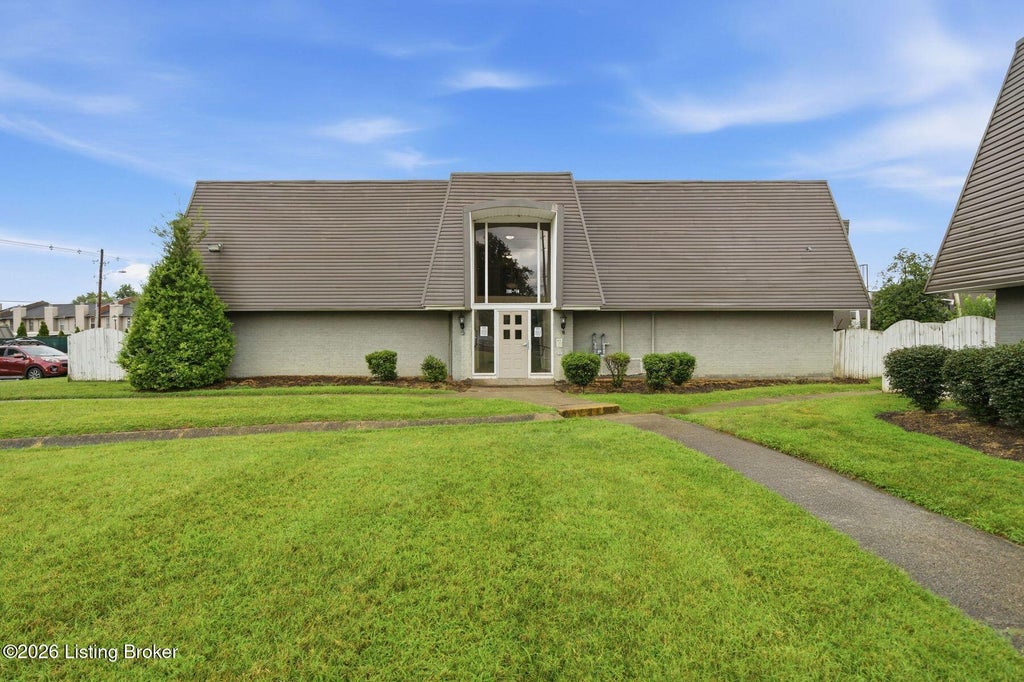 Photo of 708 La Fontenay Ct, Louisville, KY 40223 (MLS # 1728308)