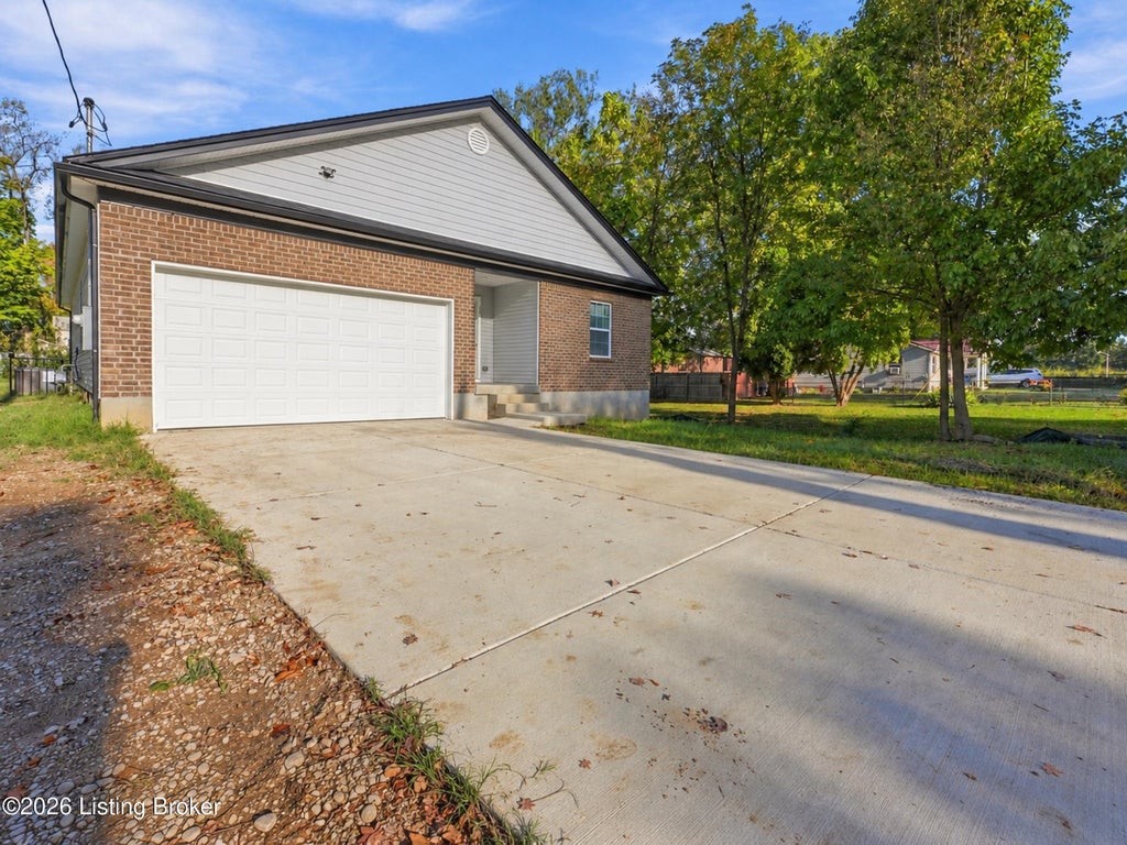 Photo of 6410 Kenmore Ave, Louisville, KY 40216 (MLS # 1732715)