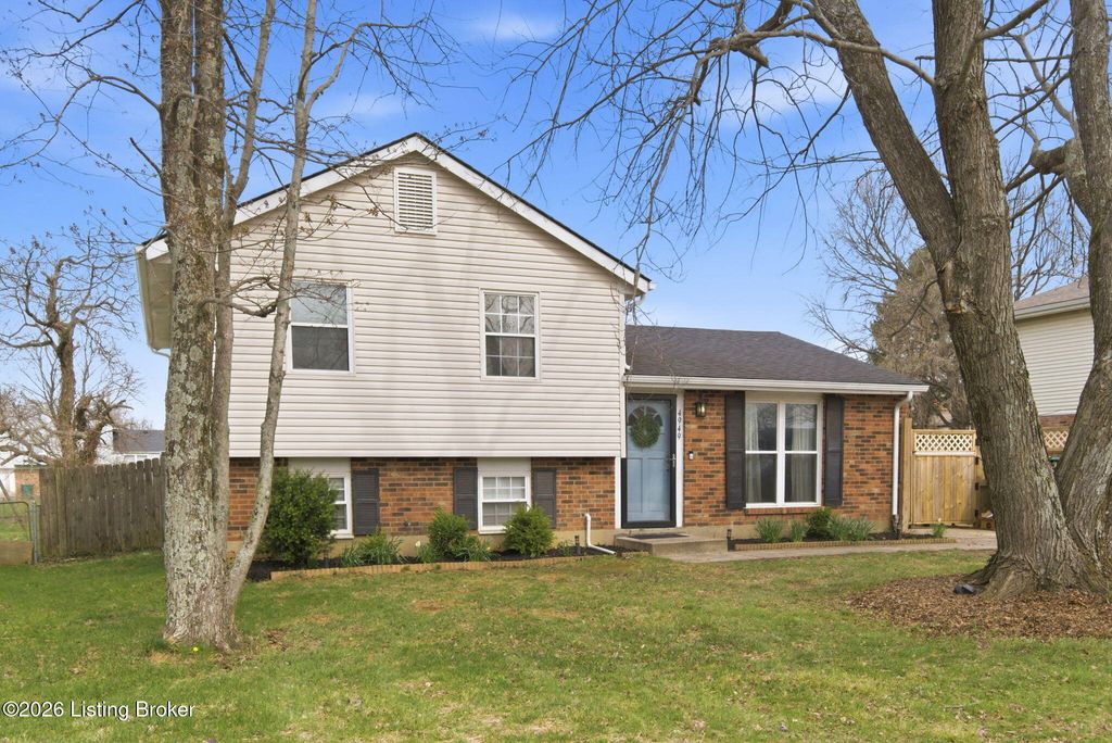 Photo of 4949 Winding Spring Cir, Louisville, KY 40245 (MLS # 1712115)