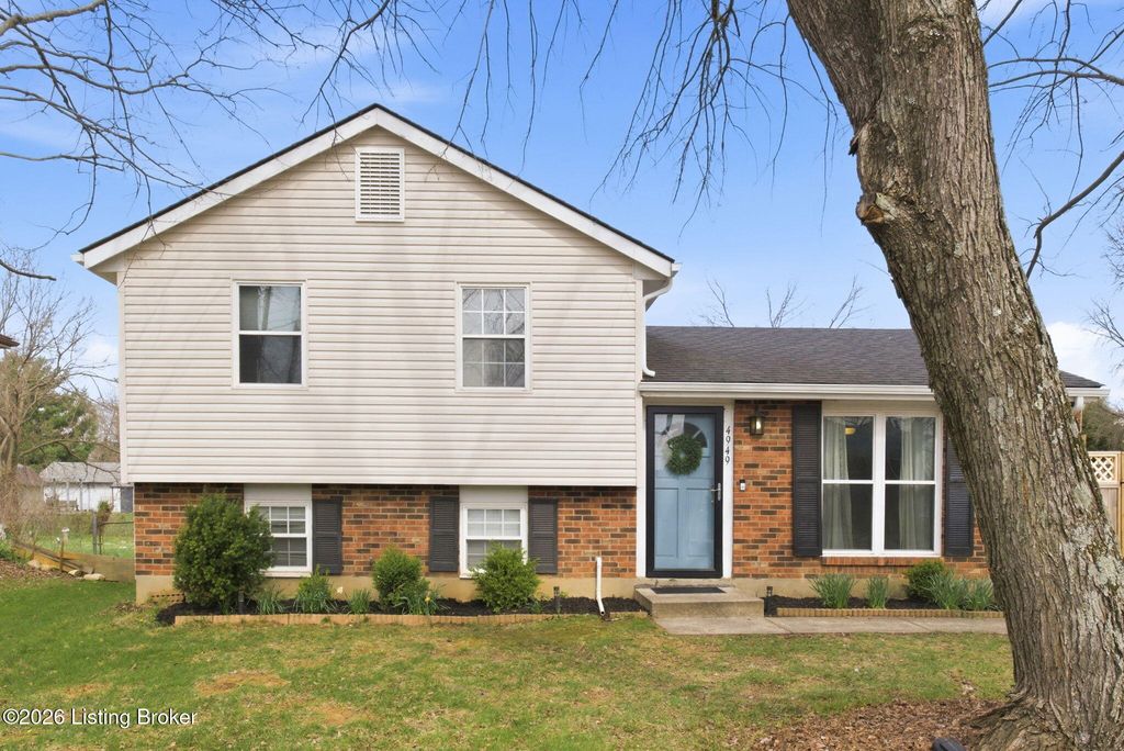 Photo of 4949 Winding Spring Cir, Louisville, KY 40245 (MLS # 1712115)