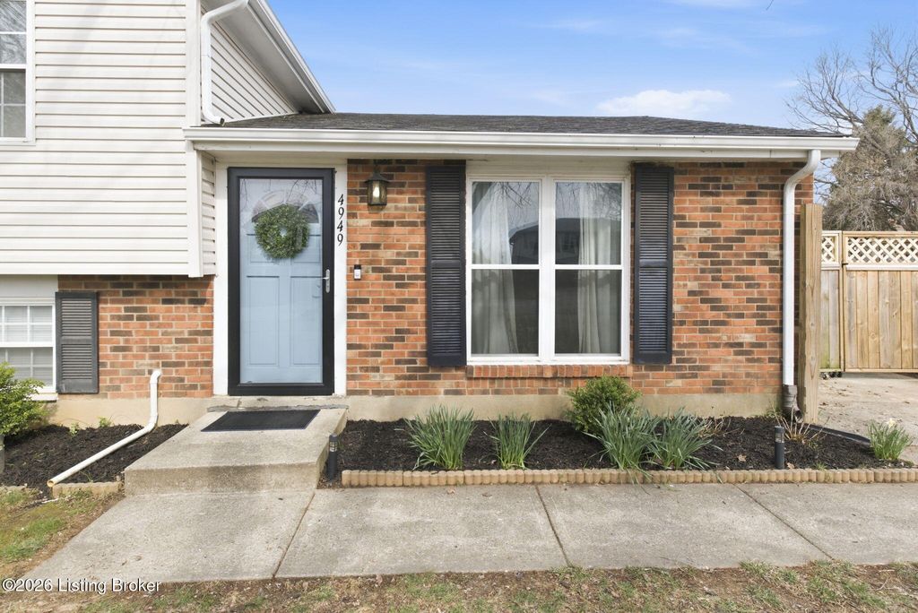 Photo of 4949 Winding Spring Cir, Louisville, KY 40245 (MLS # 1712115)