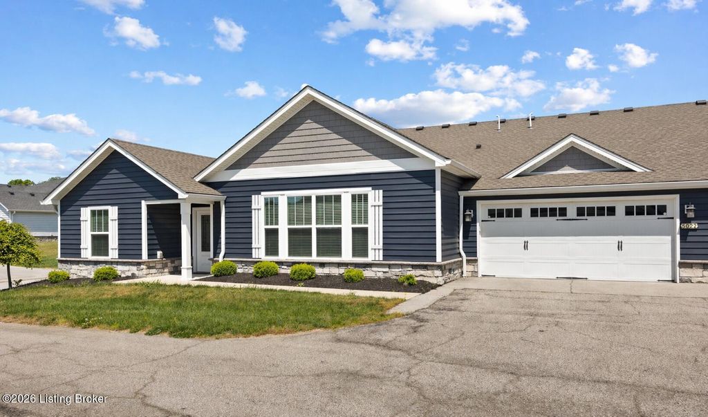 Photo of 5022 Woodridge Lake Blvd, Louisville, KY 40272 (MLS # 1715459)
