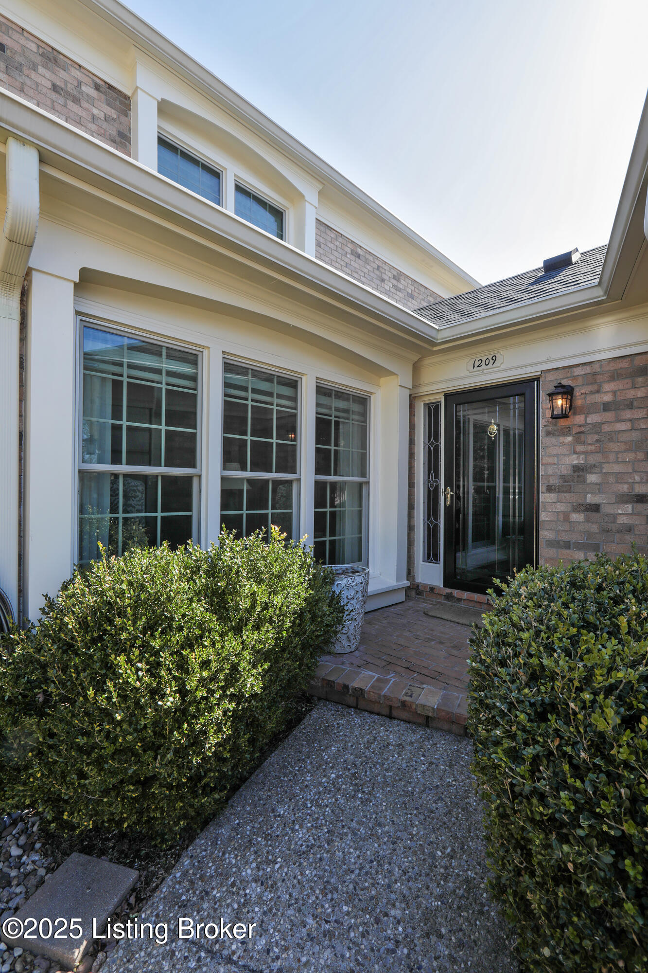 1209 Wellington Pl, Louisville, Kentucky image 2