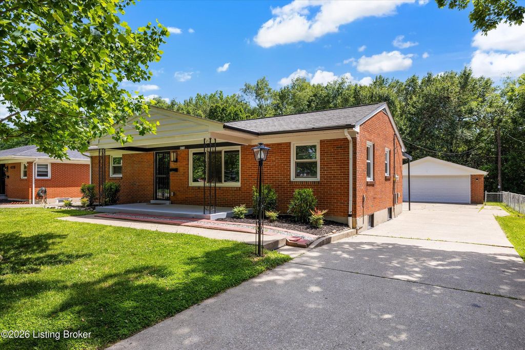 Photo of 4216 Lynnbrook Dr, Louisville, KY 40220 (MLS # 1717125)