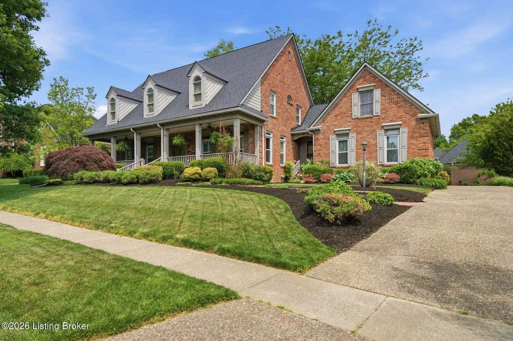 Photo of 303 Mockingbird Gardens Dr, Louisville, KY 40207 (MLS # 1724040)