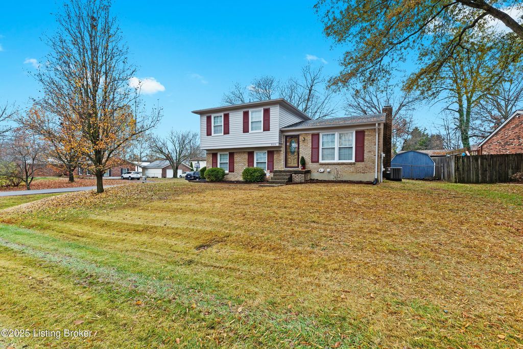 Photo of 8016 Cortland Dr, Louisville, KY 40228 (MLS # 1704320)