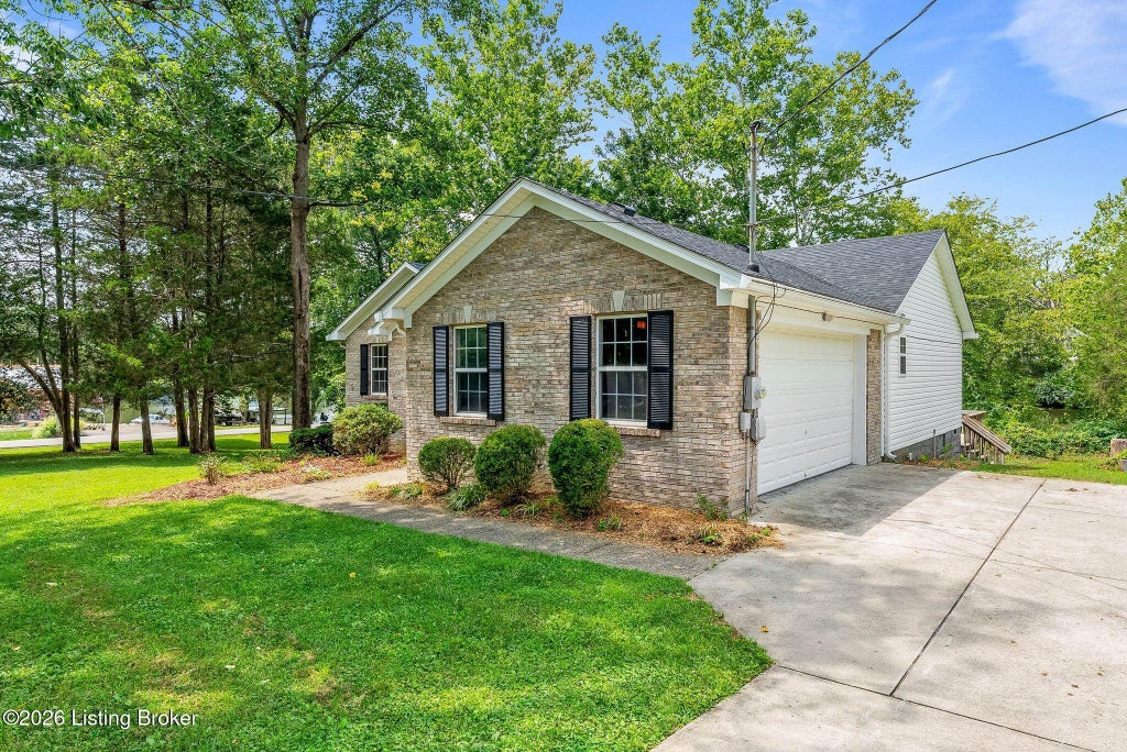 Photo of 1601 Spinner Pl, La Grange, KY 40031 (MLS # 1727339)