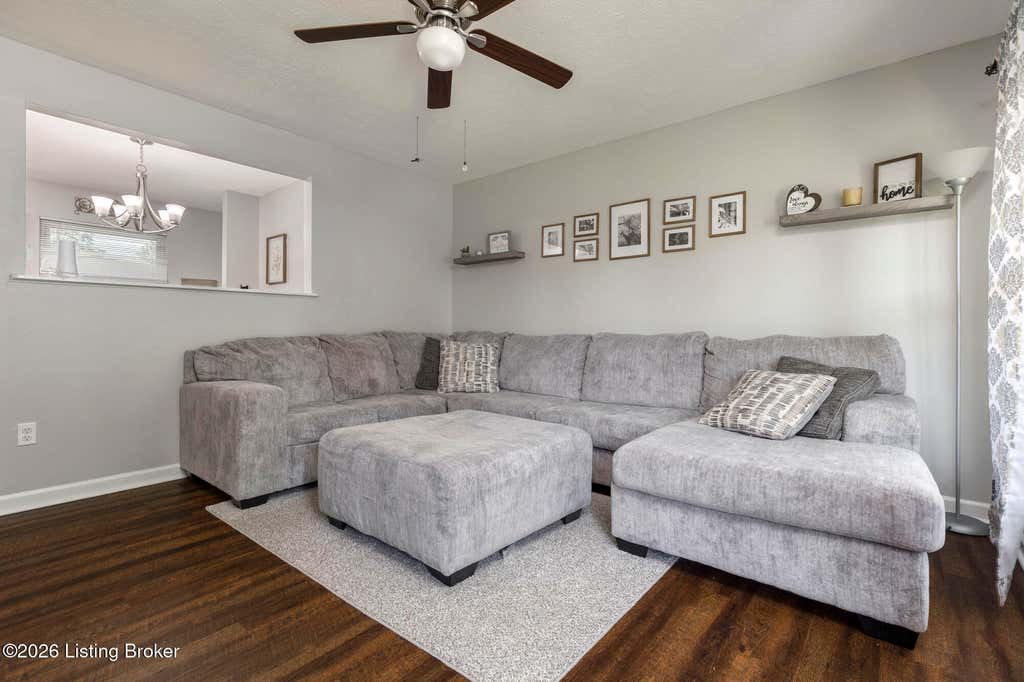 Photo of 5904 Paul Revere Ct, Louisville, KY 40229 (MLS # 1719626)