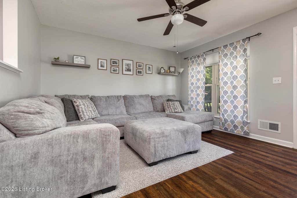 Photo of 5904 Paul Revere Ct, Louisville, KY 40229 (MLS # 1719626)