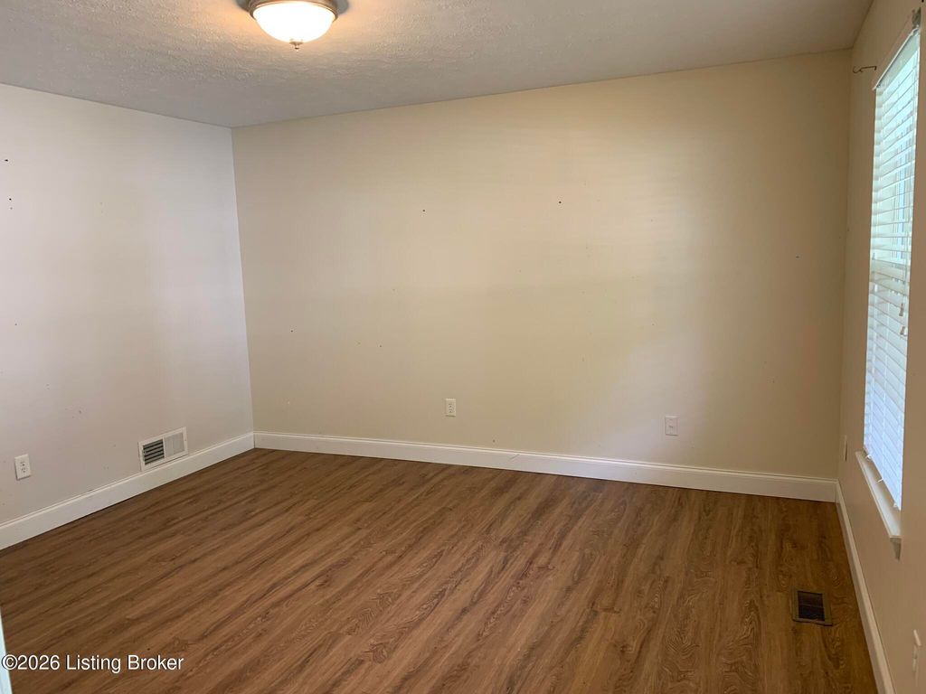 Photo of 128 Whisbrook Ave, Vine Grove, KY 40175 (MLS # 1717807)