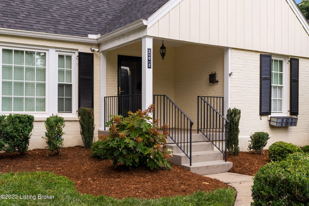 Photo of 302 Oread Rd, Louisville, KY 40207 (MLS # 1718888)