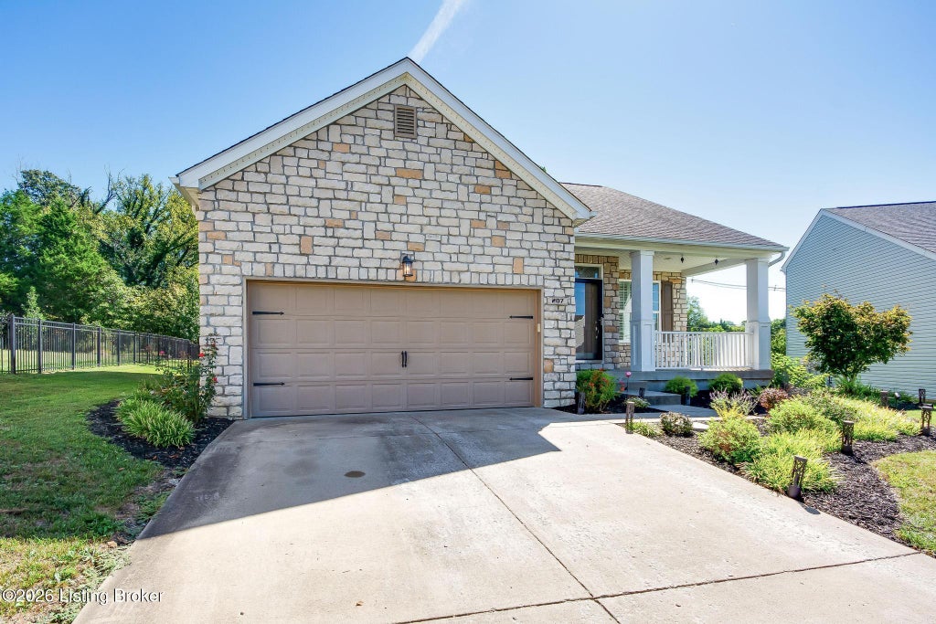 Photo of 207 Brookfield Hills Ct, Louisville, KY 40245 (MLS # 1730364)
