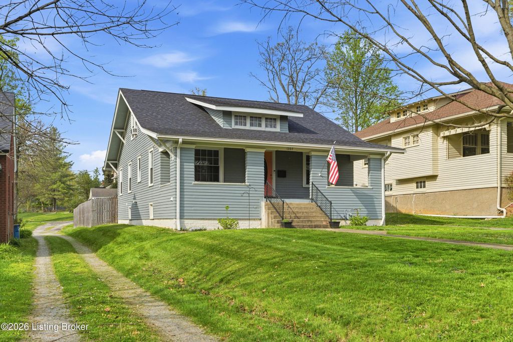 Photo of 1307 Main St, Shelbyville, KY 40065 (MLS # 1714016)