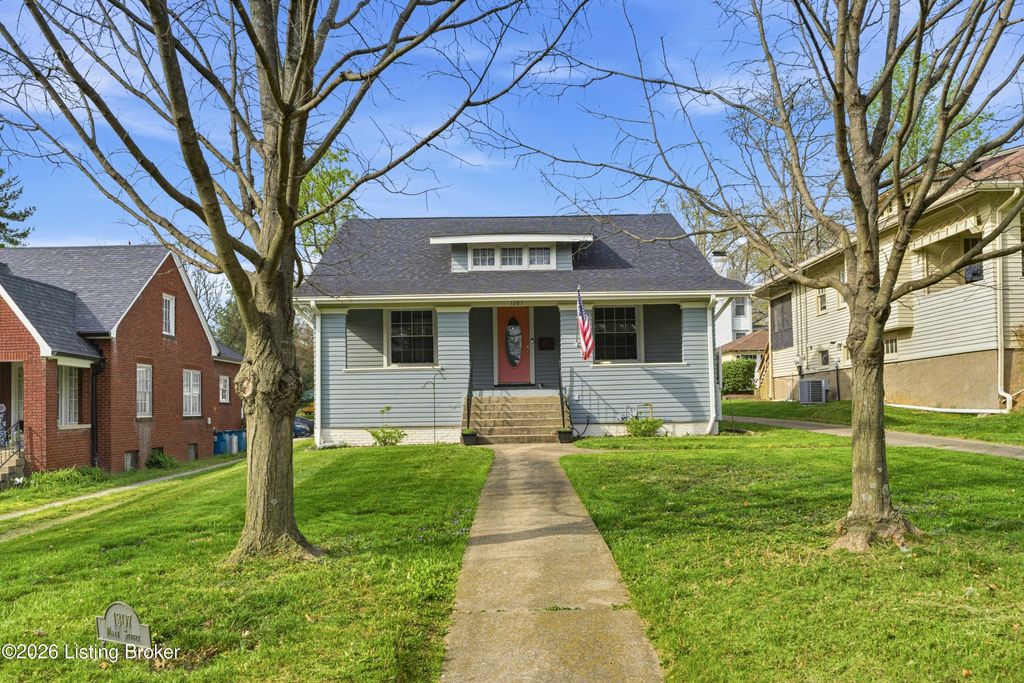 Photo of 1307 Main St, Shelbyville, KY 40065 (MLS # 1714016)
