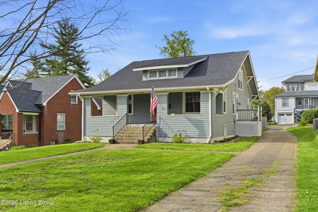 Photo of 1307 Main St, Shelbyville, KY 40065 (MLS # 1714016)