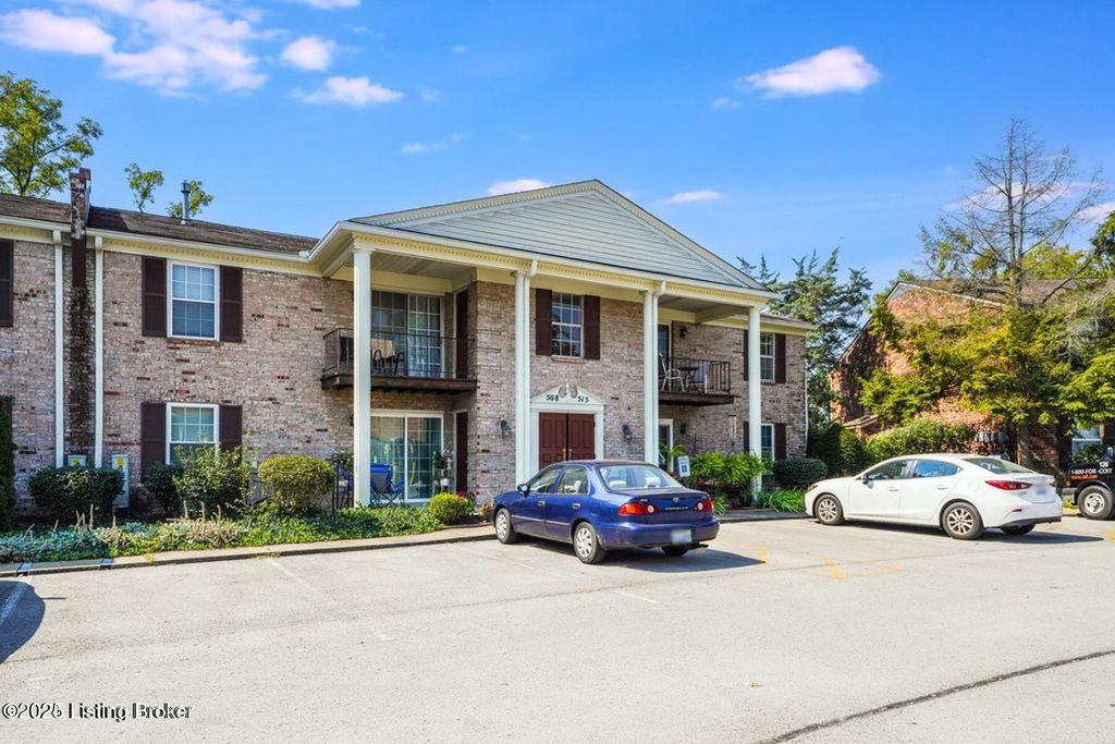 Photo of 514 Logsdon Ct, Douglass Hills, KY 40243 (MLS # 1702228)