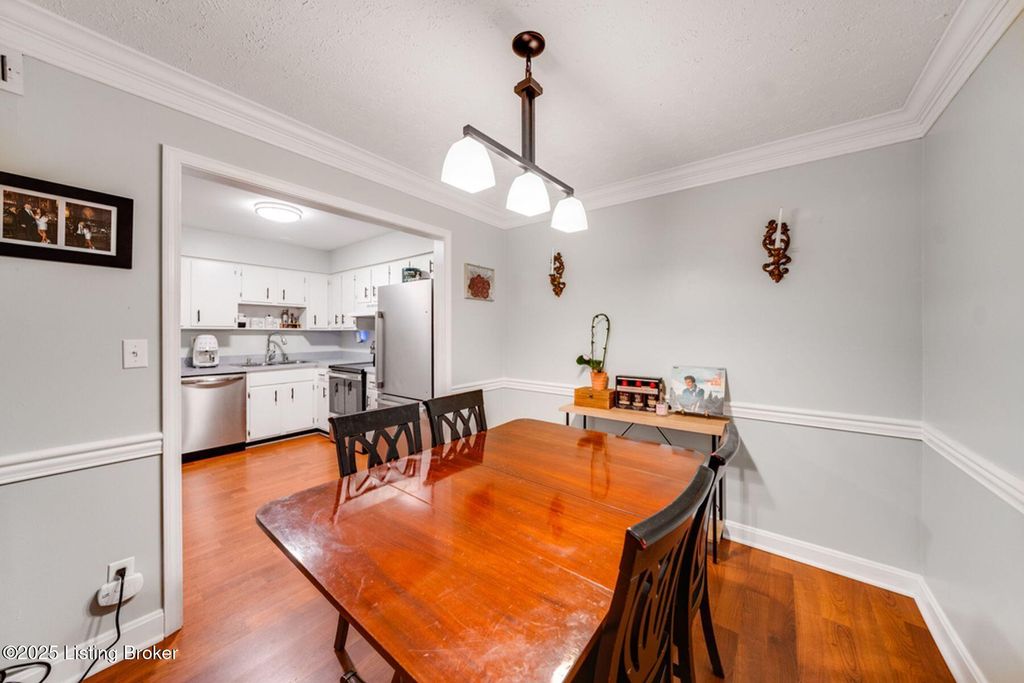 Photo of 514 Logsdon Ct, Douglass Hills, KY 40243 (MLS # 1702228)