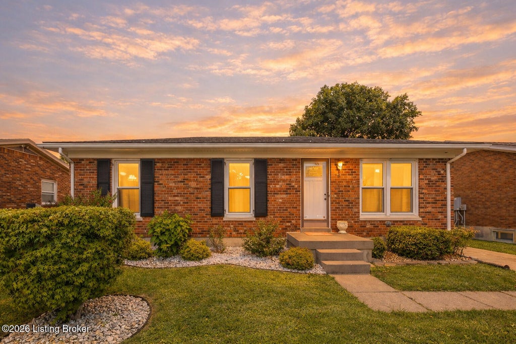 Photo of 6708 Tamarind Ct, Louisville, KY 40219 (MLS # 1721847)