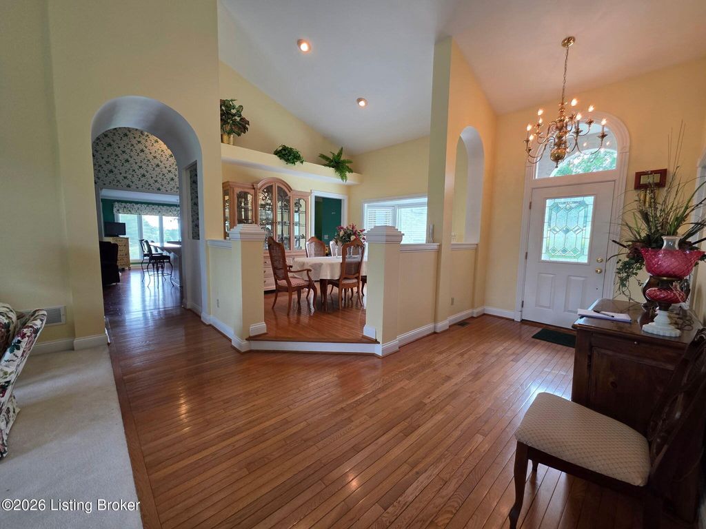 Photo of 102 Lakeview Dr, Springfield, KY 40069 (MLS # 1716038)
