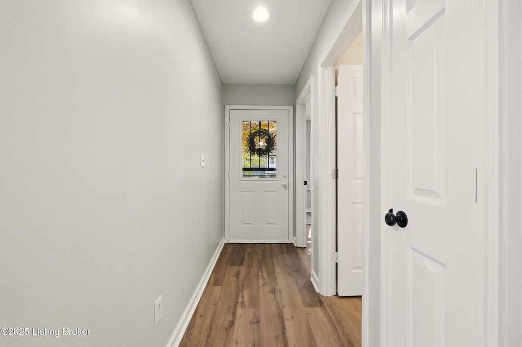 Photo of 725 Speckert Ct, Louisville, KY 40203 (MLS # 1703550)