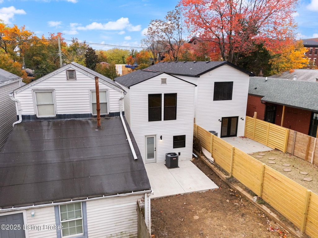 Photo of 825 E Chestnut St, Louisville, KY 40204 (MLS # 1705812)