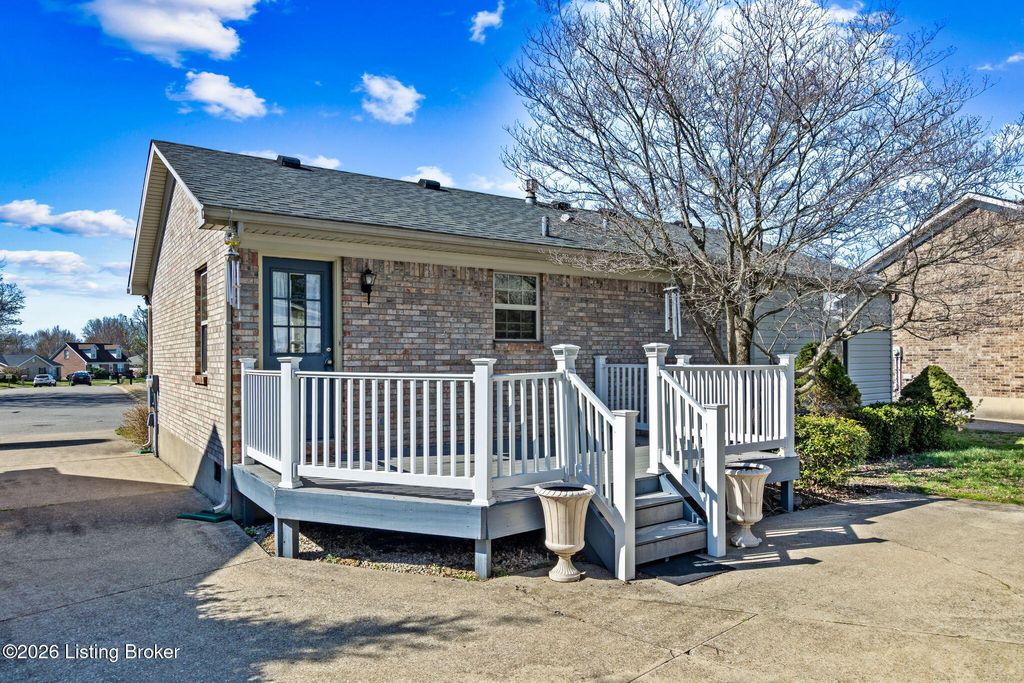 Photo of 11007 Youngtown Dr, Louisville, KY 40272 (MLS # 1711890)