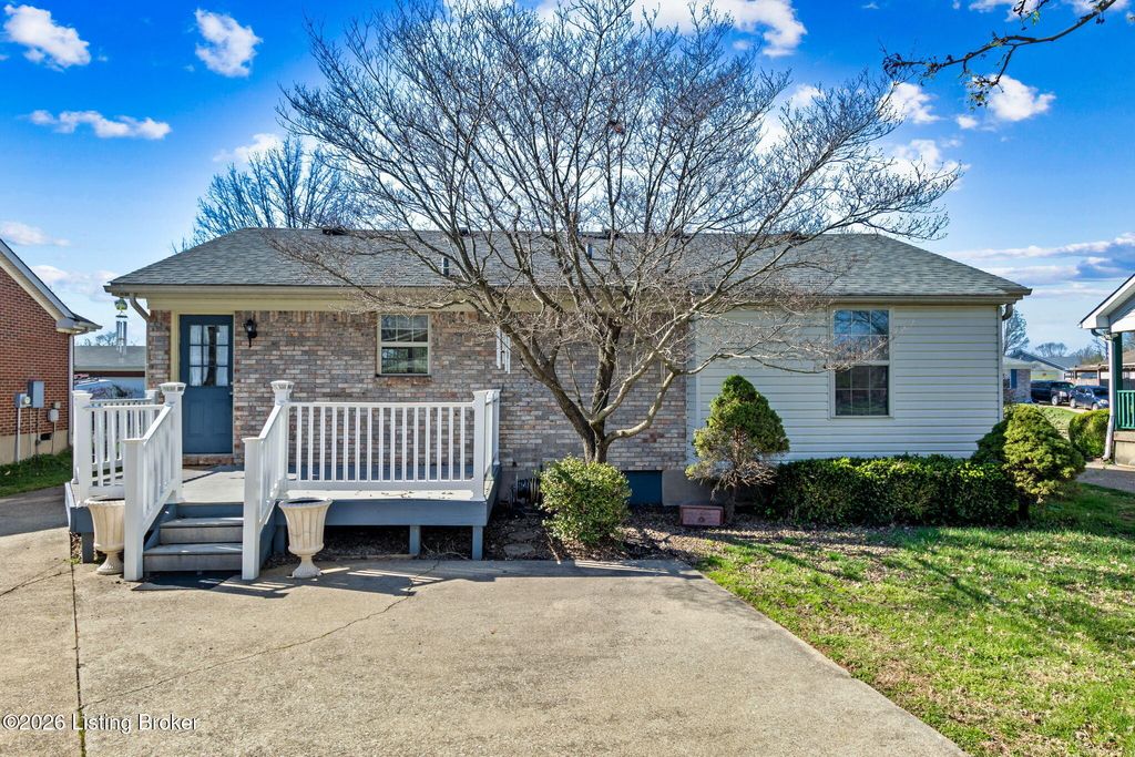 Photo of 11007 Youngtown Dr, Louisville, KY 40272 (MLS # 1711890)