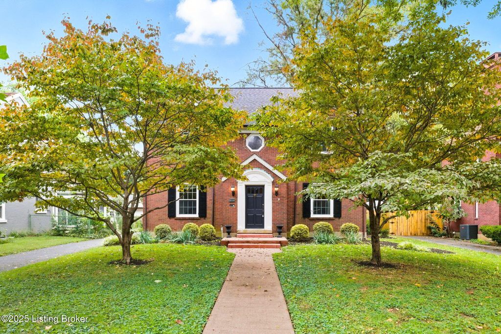 Photo of 3305 Oriole Dr, Audubon Park, KY 40213 (MLS # 1711349)