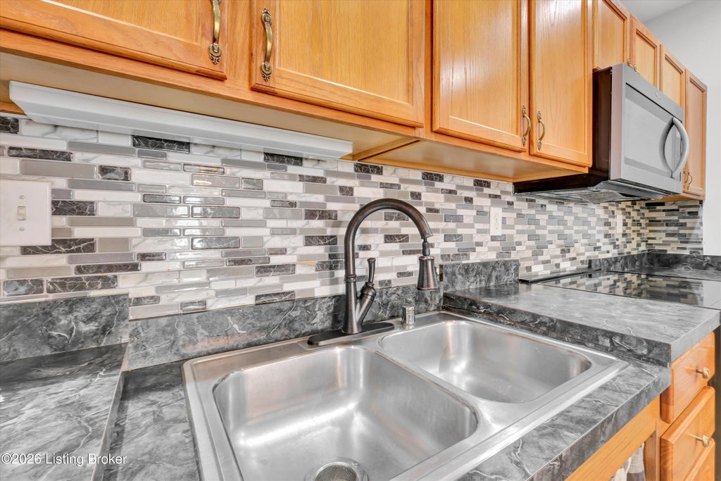 Photo of 339 S Dorsey Ln, Louisville, KY 40223 (MLS # 1725611)