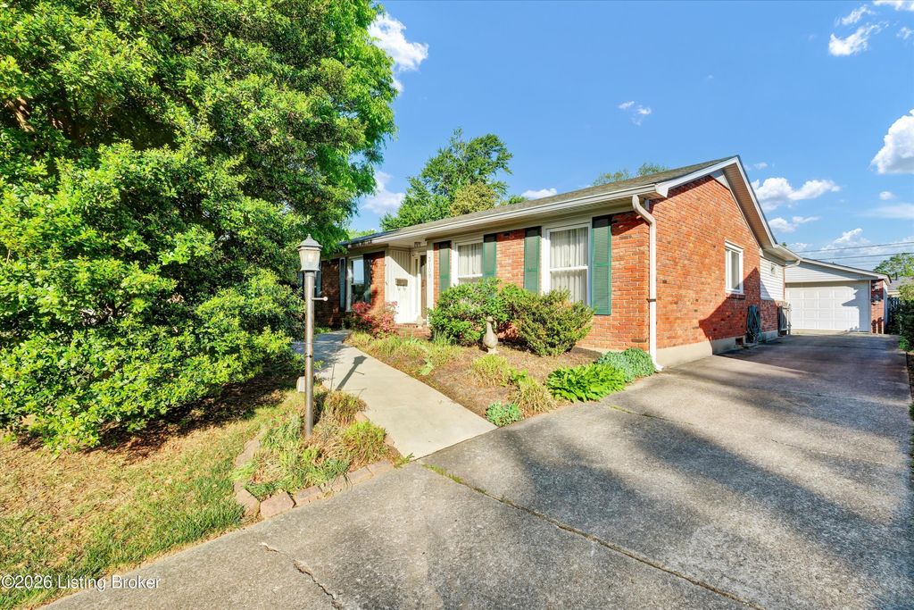 Photo of 3109 Pomeroy Dr, Louisville, KY 40220 (MLS # 1715294)