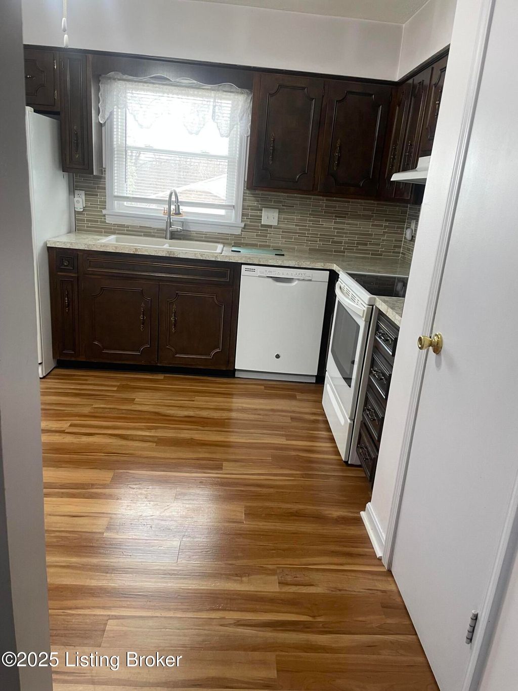 Photo of 2618 Windsor Forest Dr, Louisville, KY 40272 (MLS # 1705790)