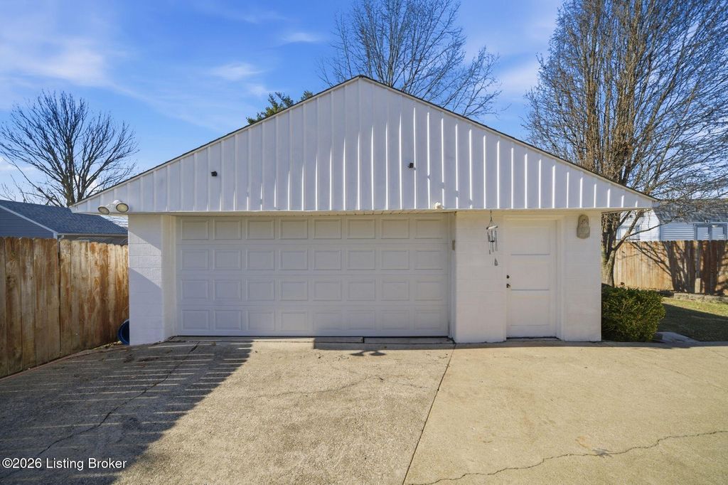 Photo of 4820 Redstart Rd, Louisville, KY 40213 (MLS # 1709851)
