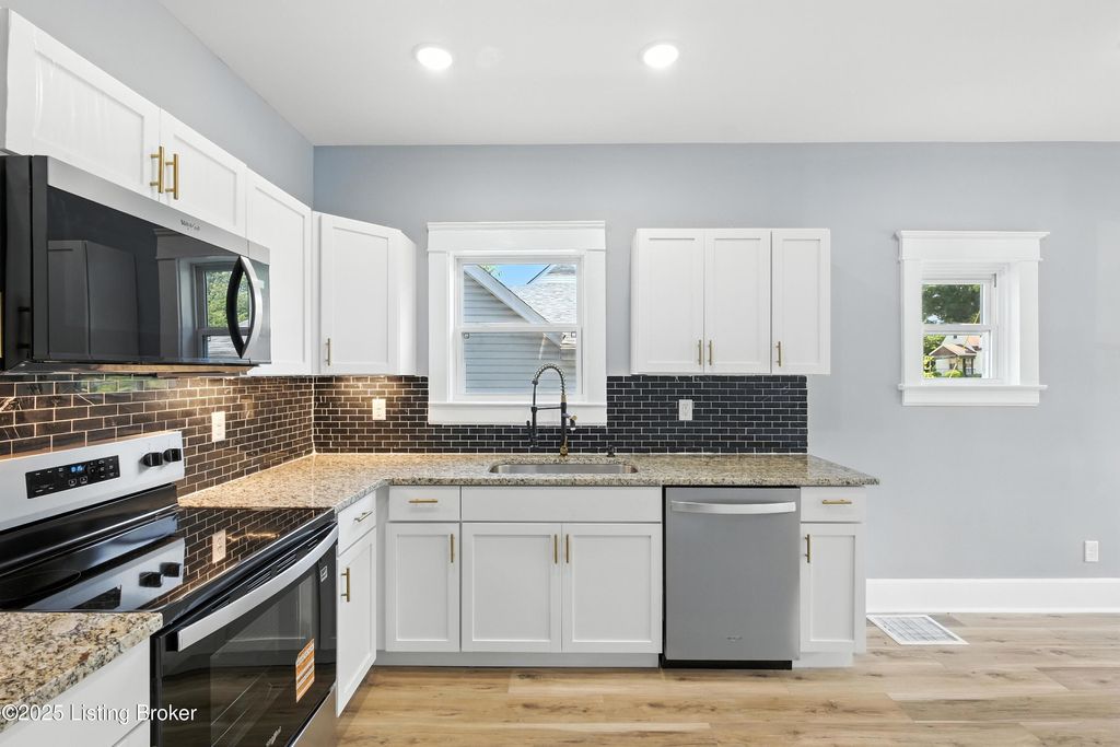 Photo of 220 N 39th St, Louisville, KY 40212 (MLS # 1705972)