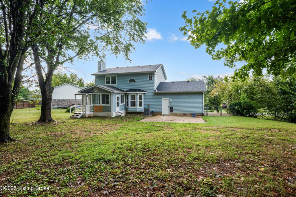 Photo of 403 Clear Valley Ct, Elizabethtown, KY 42701 (MLS # 1704448)