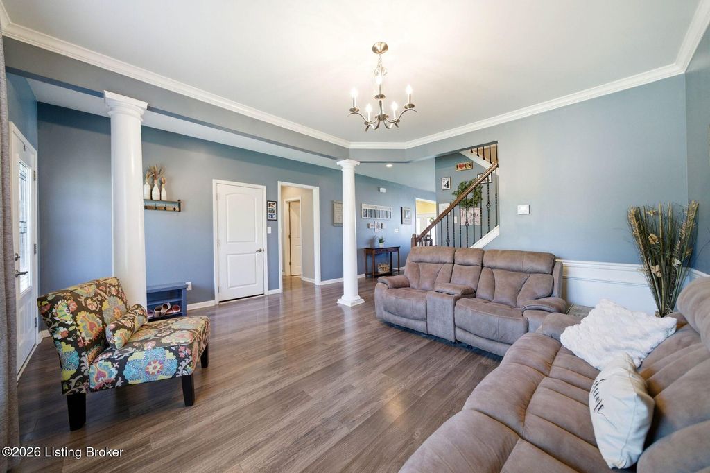 Photo of 8908 Talon Ridge Dr, Louisville, KY 40229 (MLS # 1713688)