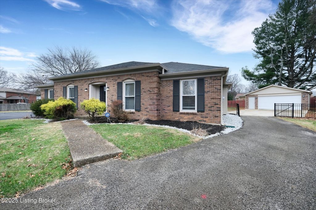 Photo of 603 Armadale Pl, Louisville, KY 40243 (MLS # 1705850)