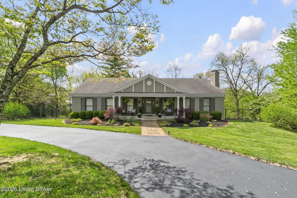 Photo of 6217 Innes Trace Rd, Louisville, KY 40222 (MLS # 1714485)